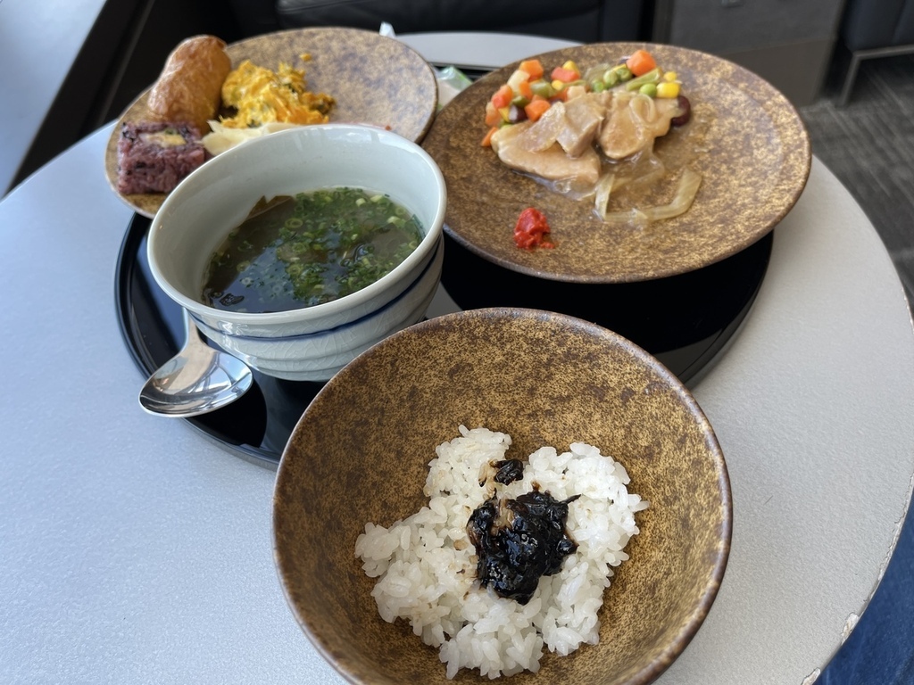 【開箱文】國泰航空成田機場貴賓室,超無敵景緻邊品嚐美食邊賞機 【開箱文】國泰航空成田機場貴賓室,超無敵景緻邊品嚐美食邊賞機