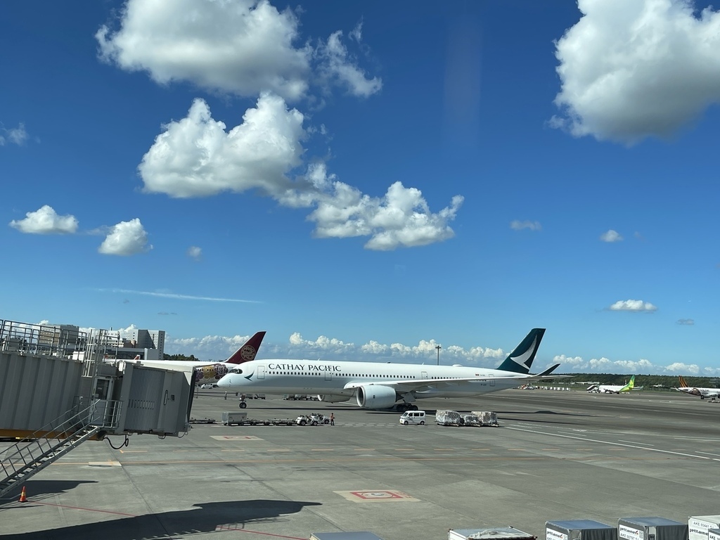 【開箱文】國泰航空成田機場貴賓室,超無敵景緻邊品嚐美食邊賞機 【開箱文】國泰航空成田機場貴賓室,超無敵景緻邊品嚐美食邊賞機