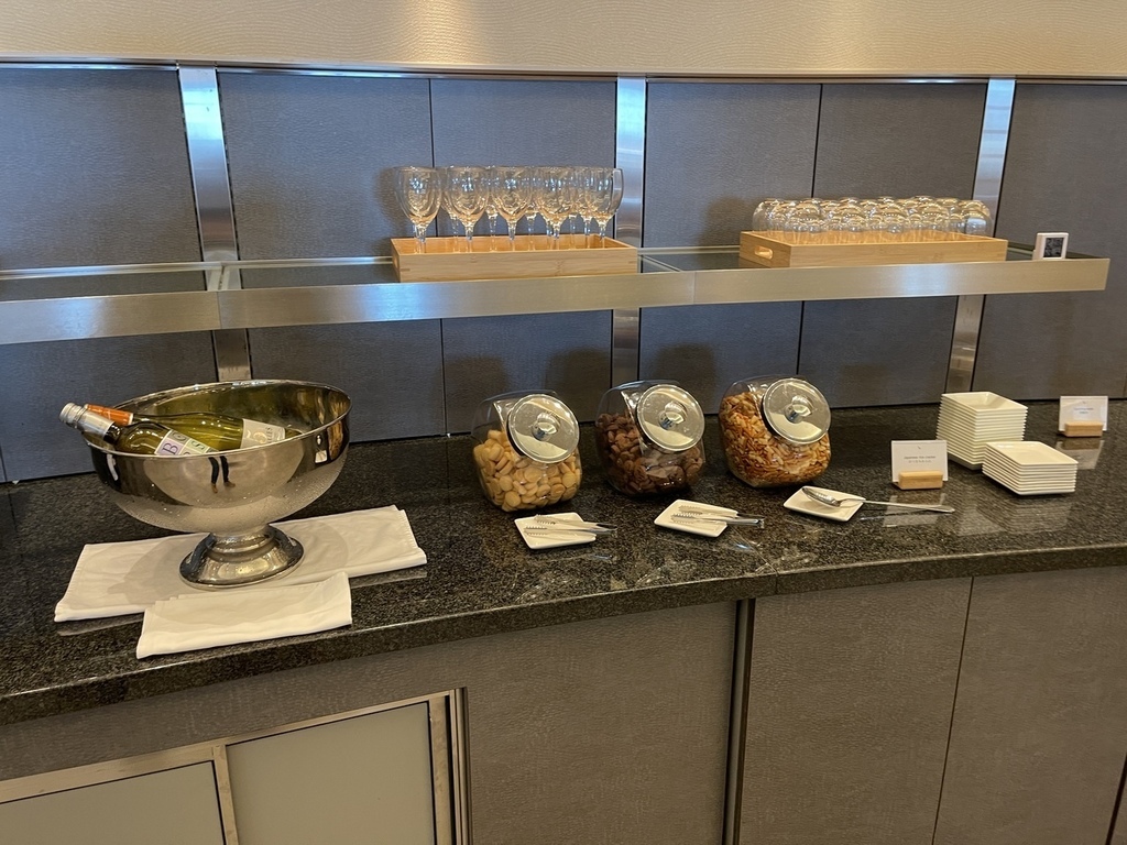 【開箱文】國泰航空成田機場貴賓室,超無敵景緻邊品嚐美食邊賞機 【開箱文】國泰航空成田機場貴賓室,超無敵景緻邊品嚐美食邊賞機