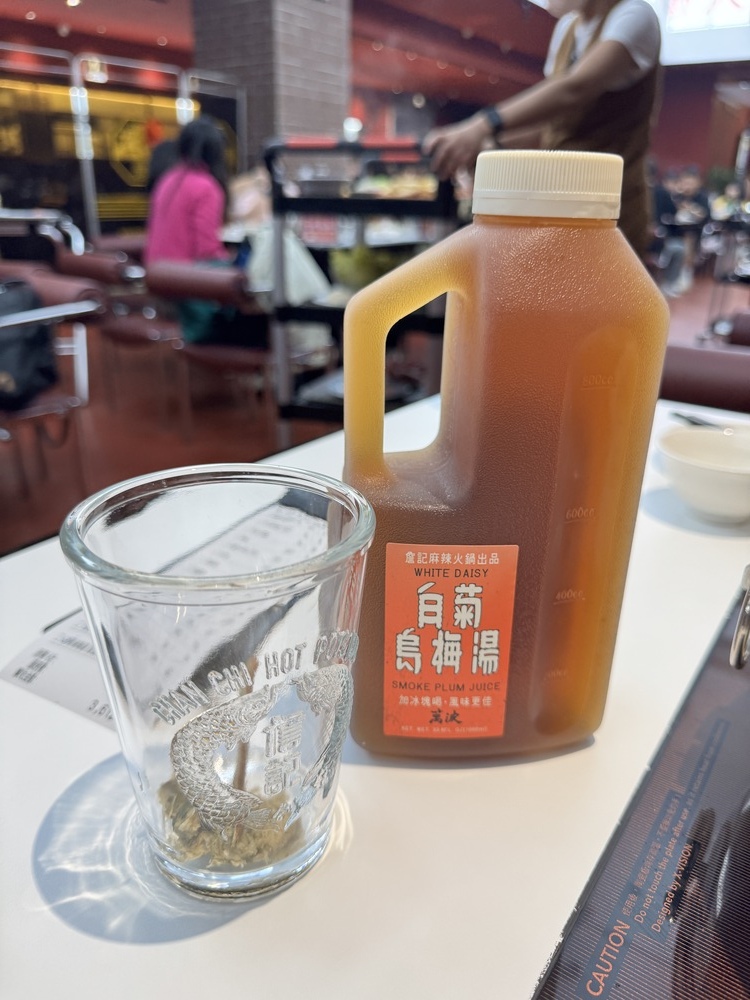【台北萬華美食】詹記麻辣火鍋西門大世界,經典鴨血必嚐,白菊狗 【台北萬華美食】詹記麻辣火鍋西門大世界,經典鴨血必嚐,白菊狗