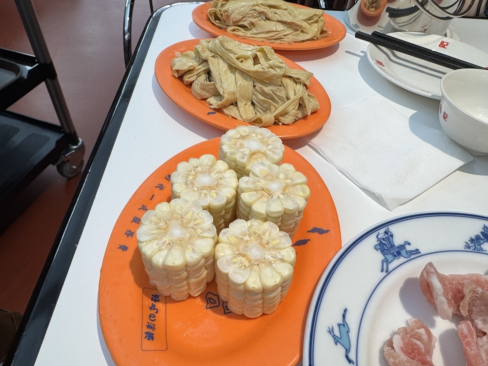 【台北萬華美食】詹記麻辣火鍋西門大世界,經典鴨血必嚐,白菊狗 【台北萬華美食】詹記麻辣火鍋西門大世界,經典鴨血必嚐,白菊狗