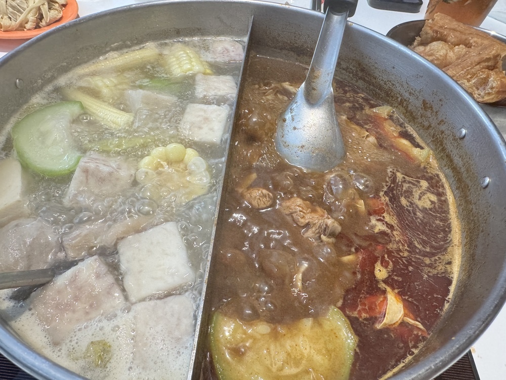 【台北萬華美食】詹記麻辣火鍋西門大世界,經典鴨血必嚐,白菊狗 【台北萬華美食】詹記麻辣火鍋西門大世界,經典鴨血必嚐,白菊狗
