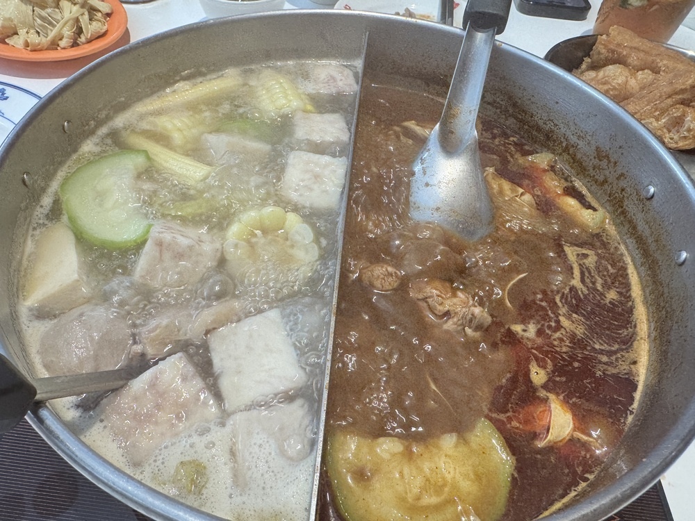 【台北萬華美食】詹記麻辣火鍋西門大世界,經典鴨血必嚐,白菊狗 【台北萬華美食】詹記麻辣火鍋西門大世界,經典鴨血必嚐,白菊狗