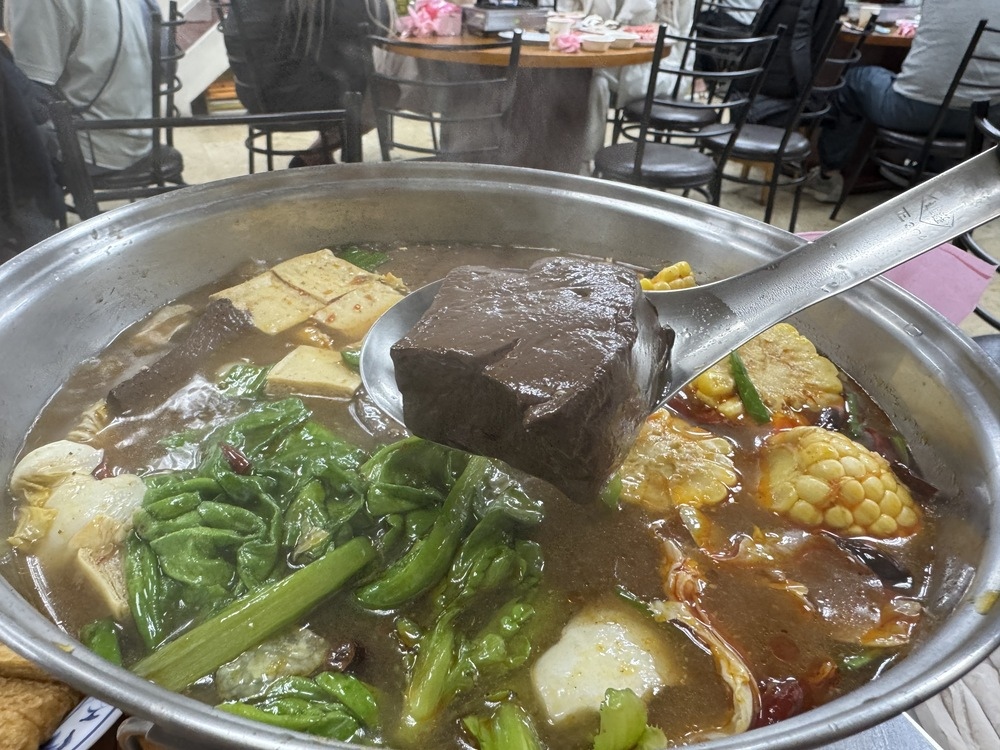 【台北中正美食】藍記麻辣火鍋,在地30多年的傳統口味,鴨血超 【台北中正美食】藍記麻辣火鍋,在地30多年的傳統口味,鴨血超