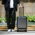 黑箱作業 Black Suitcase 前開式行李箱.png