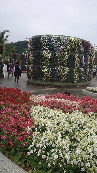 一進去先撇開爭豔館，因為排隊的隊伍長到傻眼，所以先往花園區先遇到的是造型花牆區