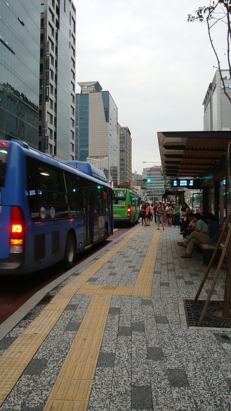 弘大入口站到站！居然在路中間的站牌下車