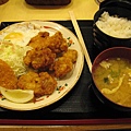 二條城旁路邊定食屋的炸雞定食