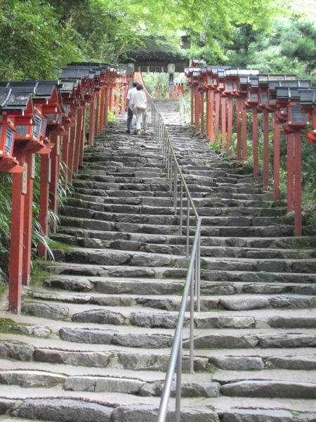 著名的貴船神社燈籠階梯