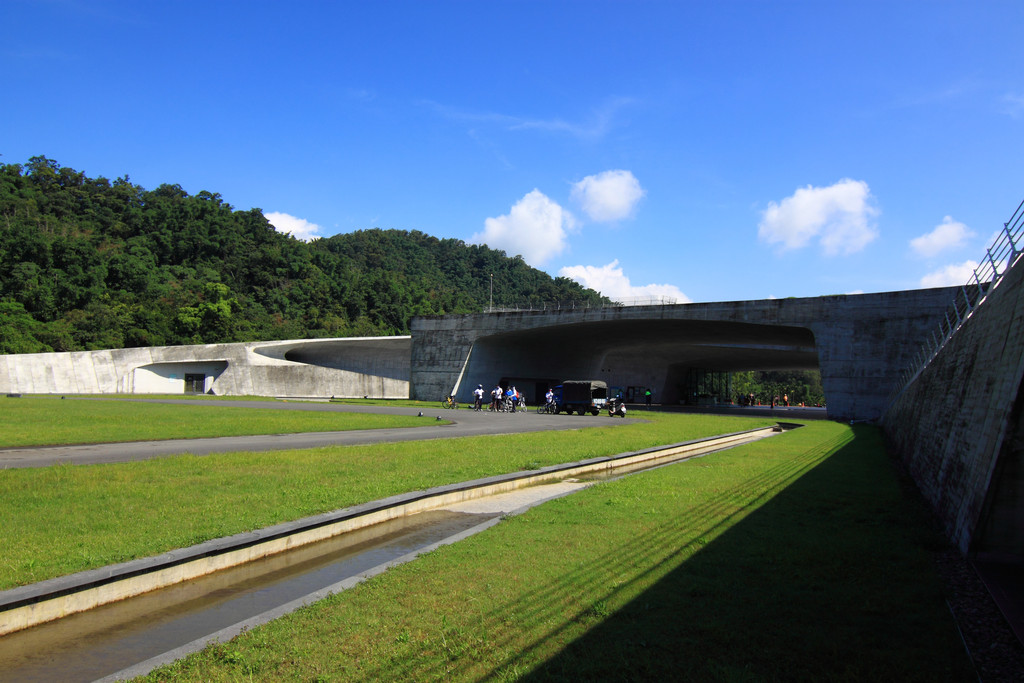 [南投旅遊景點]向山行政暨遊客中心：造型獨特巨大的建築物