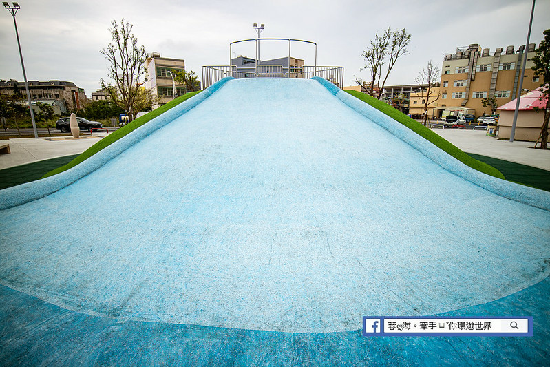 苗栗景點：灣麗親子公園～玩起乃！全新田鼠兒童遊戲場，煙囪溜滑梯、樹屋遊戲場、天空隧道、山丘遊戲場，超過10種遊具超級好玩 (14).jpg