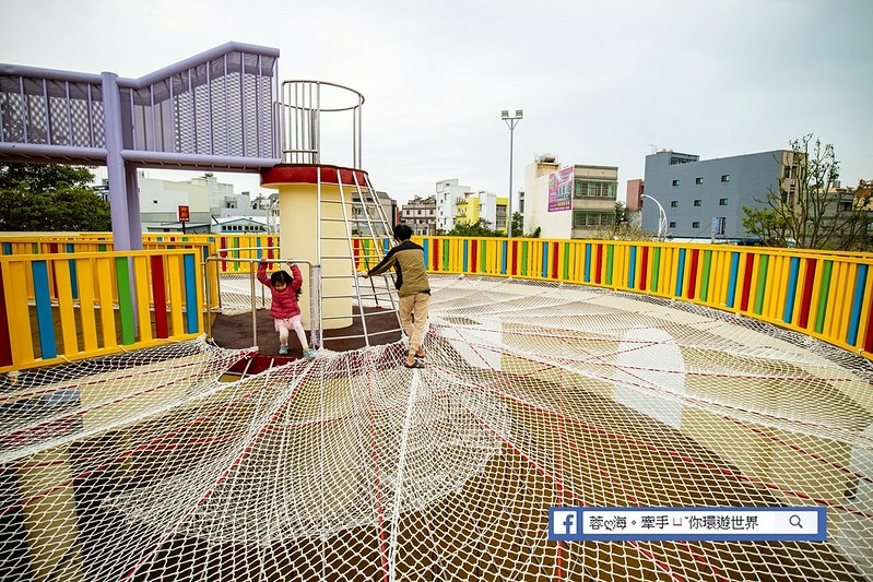 苗栗景點：灣麗親子公園～玩起乃！全新田鼠兒童遊戲場，煙囪溜滑梯、樹屋遊戲場、天空隧道、山丘遊戲場，超過10種遊具超級好玩 (25).jpg