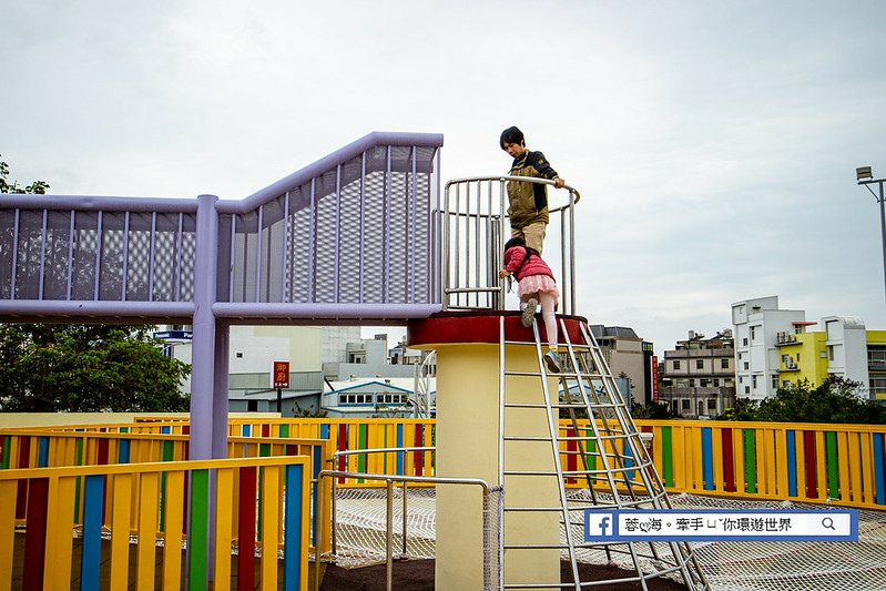 苗栗景點：灣麗親子公園～玩起乃！全新田鼠兒童遊戲場，煙囪溜滑梯、樹屋遊戲場、天空隧道、山丘遊戲場，超過10種遊具超級好玩 (26).jpg