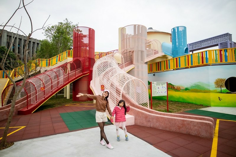 苗栗景點：灣麗親子公園～玩起乃！全新田鼠兒童遊戲場，煙囪溜滑梯、樹屋遊戲場、天空隧道、山丘遊戲場，超過10種遊具超級好玩 (34).jpg