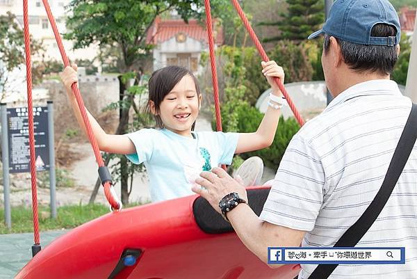 彰化景點：溪湖中央公園～解封開放！葡藤堡遊戲場、綠丘原野樂園、磨石子溜滑梯、攀岩牆、躲貓貓水管、沙坑、七座盪鞦韆 (17).jpg