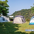 桃園-樂悠露營區～湖景第一排！水管小木屋、趣味遊戲場、戲水池、樂高積木牆 (35).jpg