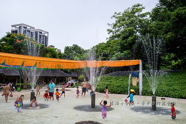 桃園景點【龍潭運動公園】2024夏日兒童戲水池開放時間，免費兒童親水區、大草坪、兒童遊戲場、軍機展示