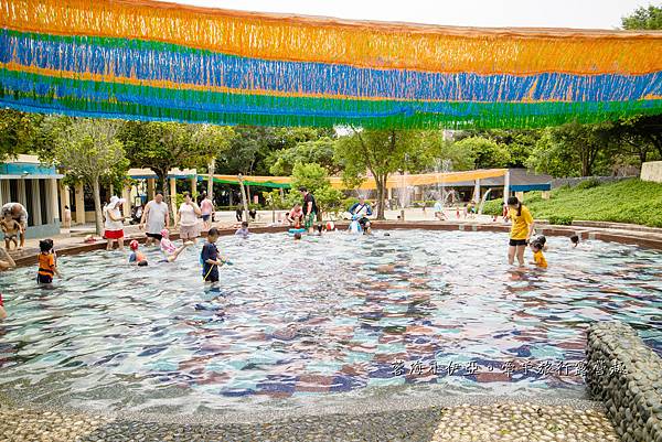 桃園景點【龍潭運動公園】2024夏日兒童戲水池開放時間，免費兒童親水區、大草坪、兒童遊戲場、軍機展示