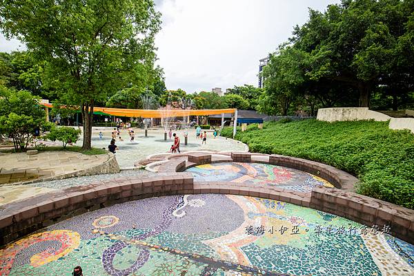 桃園景點【龍潭運動公園】2024夏日兒童戲水池開放時間，免費兒童親水區、大草坪、兒童遊戲場、軍機展示