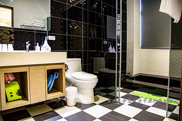 宜蘭親子民宿【Royal House藝景居】夏日戲水池、溜滑梯、超跑賽車、沙坑、籃球場