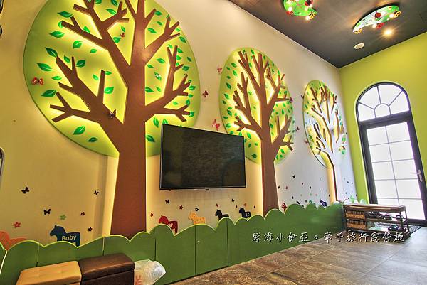 宜蘭親子泳池民宿【埃及白宮私人招待所】夏天戲水池超讚！皇宮城堡民宿，親子溜滑梯房型，溜滑梯、盪鞦韆、遊戲區