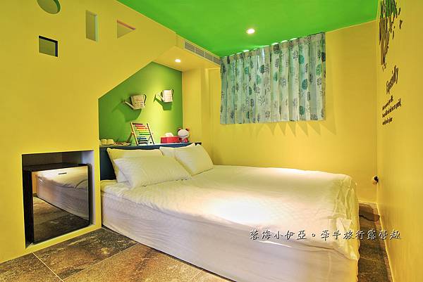 宜蘭親子泳池民宿【埃及白宮私人招待所】夏天戲水池超讚！皇宮城堡民宿，親子溜滑梯房型，溜滑梯、盪鞦韆、遊戲區