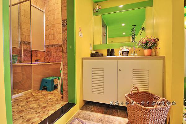 宜蘭親子泳池民宿【埃及白宮私人招待所】夏天戲水池超讚！皇宮城堡民宿，親子溜滑梯房型，溜滑梯、盪鞦韆、遊戲區