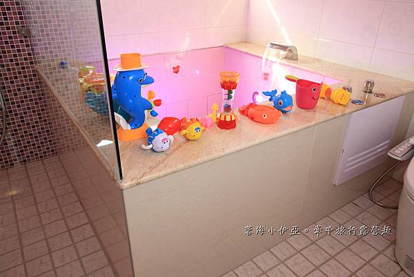 宜蘭親子泳池民宿【埃及白宮私人招待所】夏天戲水池超讚！皇宮城堡民宿，親子溜滑梯房型，溜滑梯、盪鞦韆、遊戲區