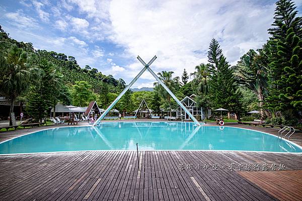 新北玩水景點【皇后鎮森林三峽】天空藍三角風車教堂泳池、森林玻璃屋、烤肉BBQ、手作DIY、露營場地、餵動物