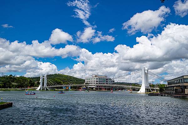 桃園龍潭景點【龍潭大池】大改造！免費戲水池，約會新據點！絕美池畔吊橋、SUP立槳、踩天鵝船、下午茶