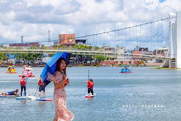 桃園龍潭景點【龍潭大池】大改造！免費戲水池，約會新據點！絕美池畔吊橋、SUP立槳、踩天鵝船、下午茶