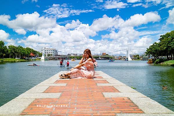 桃園龍潭景點【龍潭大池】大改造！免費戲水池，約會新據點！絕美池畔吊橋、SUP立槳、踩天鵝船、下午茶