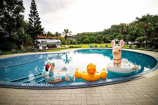 苗栗豪華露營【斑比跳跳頂級豪華露營】一泊四食頂級奢華露營，A5和牛、波士頓龍蝦、豪華露營車、渡假戲水池