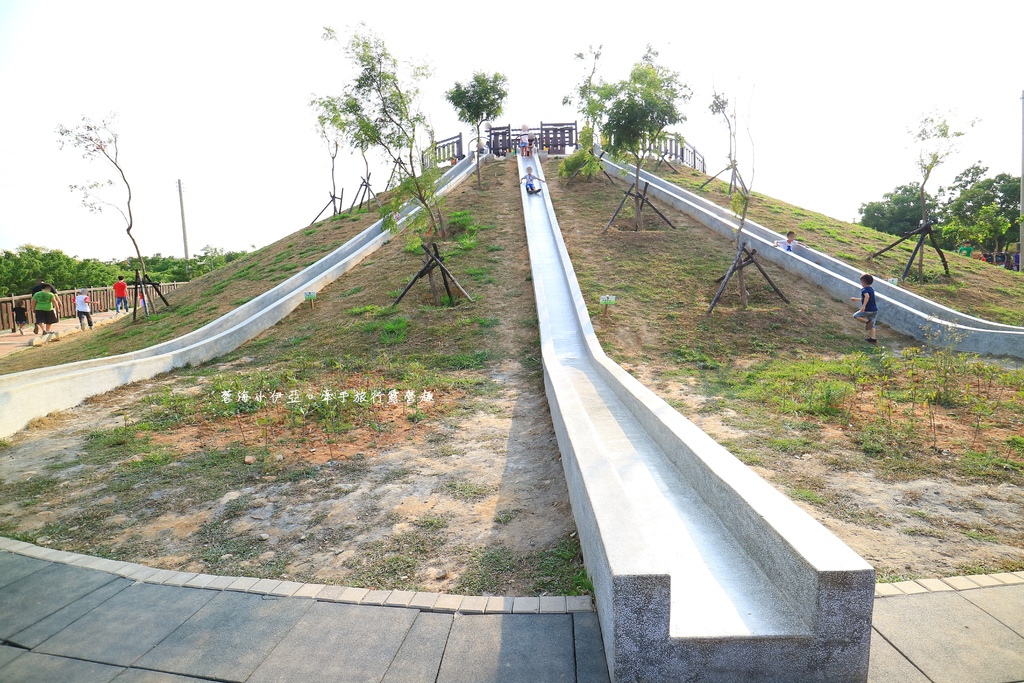 台中大雅超長溜滑梯【大雅中科公園】潭雅神溜滑梯,三道22公尺磨石子溜滑梯,夏天親子戲水區 台中大雅超長溜滑梯【大雅中科公園】潭雅神溜滑梯,三道22公尺磨石子溜滑梯,夏天親子戲水區