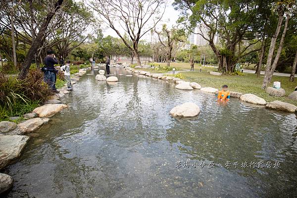 超美免門票景點【內惟森林親水河道】高雄市立美術館，夢幻自然迷霧森林（內惟埤文化園區）