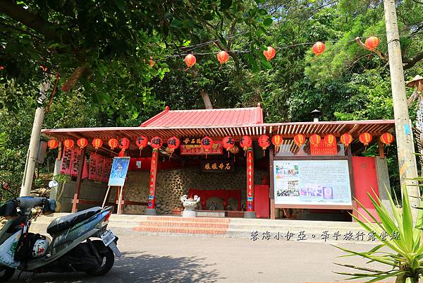 桃園【霄裡石母娘娘浣衣池】夏天戲水好去處，池水沁涼清澈終年不乾涸，大樹遮蔭不怕曬