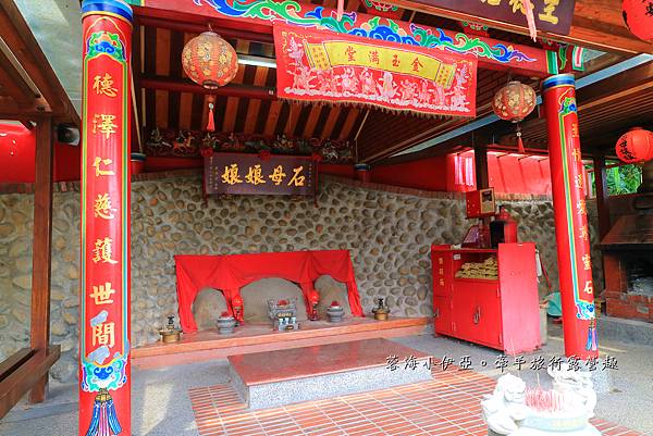 桃園【霄裡石母娘娘浣衣池】夏天戲水好去處，池水沁涼清澈終年不乾涸，大樹遮蔭不怕曬