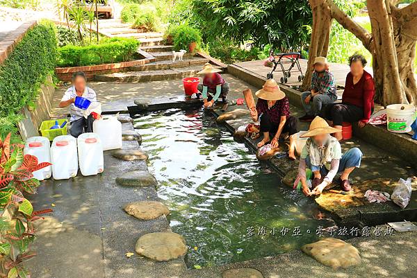 桃園【霄裡石母娘娘浣衣池】夏天戲水好去處，池水沁涼清澈終年不乾涸，大樹遮蔭不怕曬