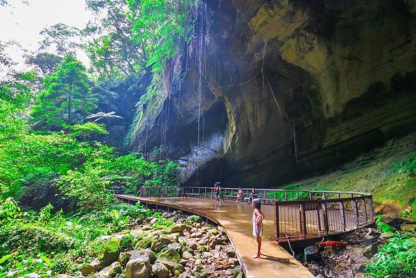 桃園復興【三民蝙蝠洞】夏天戲水秘境，免門票，彎月水濂洞穴，水岸瀑布，鬼斧神工的幽靜景觀