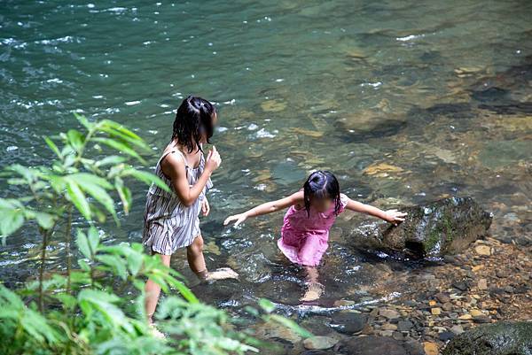 桃園復興【三民蝙蝠洞】夏天戲水秘境，免門票，彎月水濂洞穴，水岸瀑布，鬼斧神工的幽靜景觀