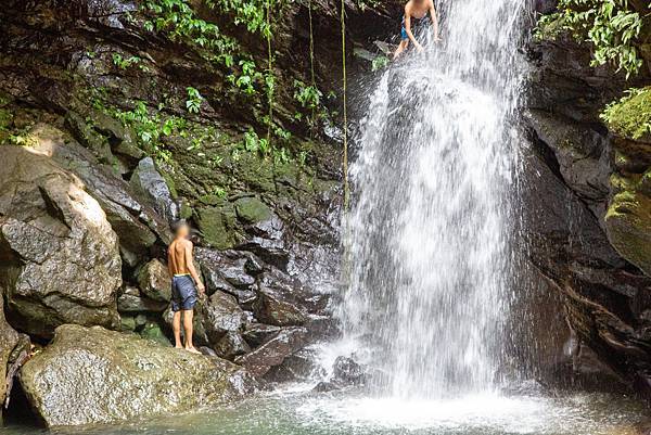 桃園復興【三民蝙蝠洞】夏天戲水秘境，免門票，彎月水濂洞穴，水岸瀑布，鬼斧神工的幽靜景觀