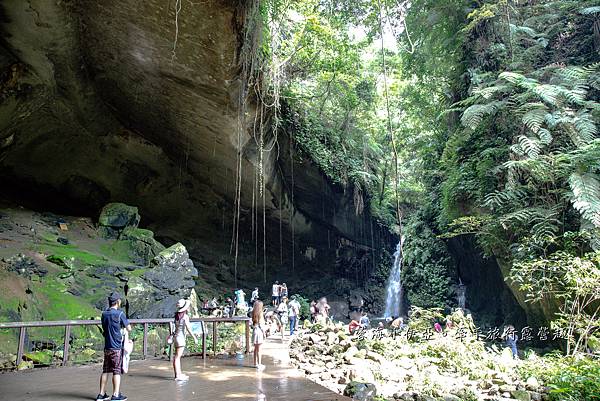 桃園復興【三民蝙蝠洞】夏天戲水秘境，免門票，彎月水濂洞穴，水岸瀑布，鬼斧神工的幽靜景觀