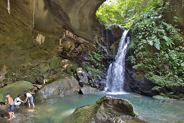 桃園復興【三民蝙蝠洞】夏天戲水秘境，免門票，彎月水濂洞穴，水岸瀑布，鬼斧神工的幽靜景觀