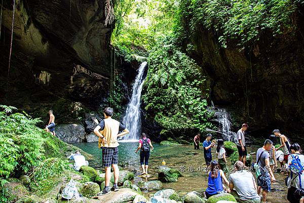 桃園復興【三民蝙蝠洞】夏天戲水秘境，免門票，彎月水濂洞穴，水岸瀑布，鬼斧神工的幽靜景觀