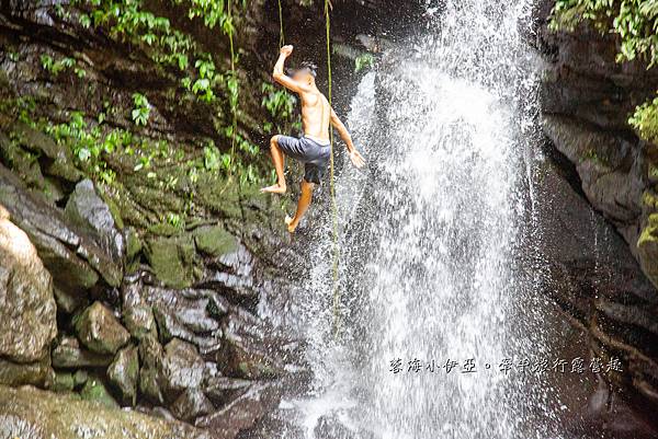 桃園復興【三民蝙蝠洞】夏天戲水秘境，免門票，彎月水濂洞穴，水岸瀑布，鬼斧神工的幽靜景觀