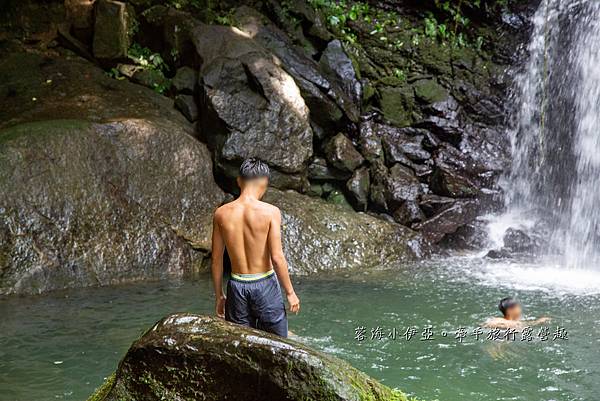 桃園復興【三民蝙蝠洞】夏天戲水秘境，免門票，彎月水濂洞穴，水岸瀑布，鬼斧神工的幽靜景觀