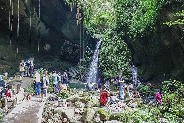 桃園復興【三民蝙蝠洞】夏天戲水秘境，免門票，彎月水濂洞穴，水岸瀑布，鬼斧神工的幽靜景觀