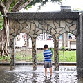 桃園玩水公園【永康公園蜜蜂兒童遊戲場】7-8月底前開放玩水，蜜蜂磨石溜滑梯、瓢蟲攀爬架