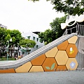 桃園玩水公園【永康公園蜜蜂兒童遊戲場】7-8月底前開放玩水，蜜蜂磨石溜滑梯、瓢蟲攀爬架