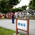 桃園玩水公園【永康公園蜜蜂兒童遊戲場】7-8月底前開放玩水，蜜蜂磨石溜滑梯、瓢蟲攀爬架